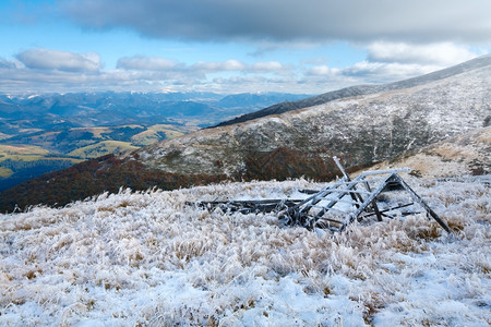 10月喀尔巴阡山博加瓦高原首个冬季雪和木棚废墟图片
