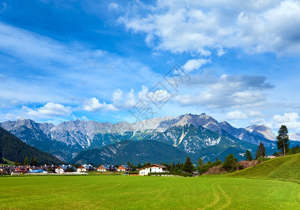 阿尔卑斯山丘宁静的夏季风景奥地利戈绍村郊区图片