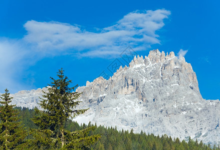 清静夏季意大利多洛米山景图片