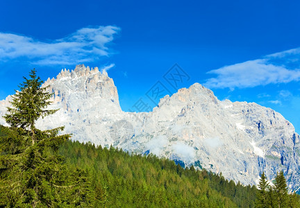 清静夏季意大利多洛米山景图片