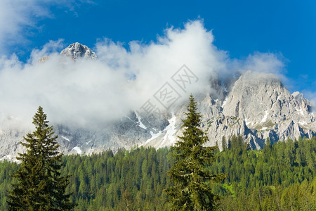 清静夏季意大利多洛米山景图片