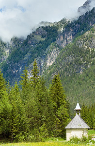 平息夏季意大利多洛米人山村古老的教堂风景图片