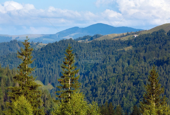 山顶有房屋的夏季山村景观图片