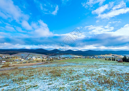 10月第一次冬季雪和村庄的喀尔巴阡山高原图片