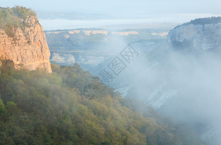 从MangupKale山顶的清晨阴云克里米亚乌兰的历史堡垒和古老洞穴定居点图片