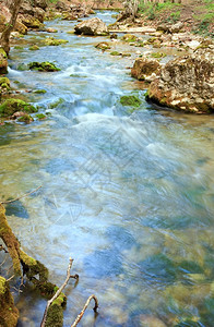 春季山河Kokkozka河克里米亚大峡谷乌克兰上的龙纹带和级联图片