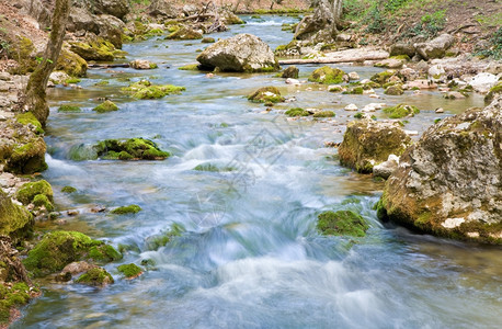 春季山河Kokkozka河克里米亚大峡谷乌克兰上的龙纹带和级联图片