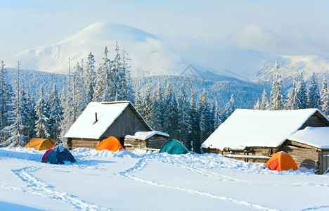 冬季平静的山地景观有棚屋和旅游帐篷群Kukol山喀尔巴阡乌克兰喀尔巴阡山图片