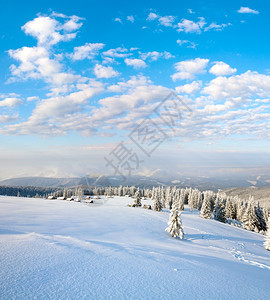 冬季平静的山地景观有棚群和后面的山脊Kukol山喀尔巴阡乌克兰图片