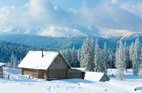 冬季平静的山区景观后面有棚和山脊Kukol山喀尔巴阡乌克兰喀尔巴阡山背景图片