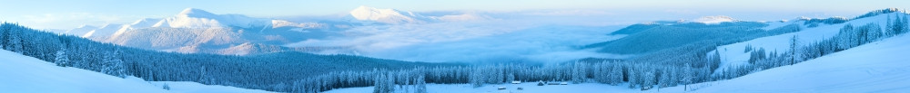 清晨冬季平静的山丘全景与棚屋群和后面的山脊喀尔巴阡乌克兰图片