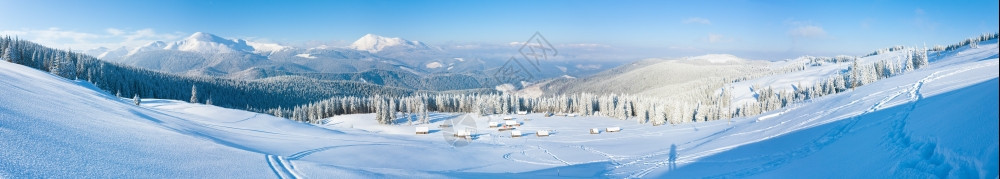 清晨冬季平静的山丘全景与棚屋群和后面的山脊喀尔巴阡乌克兰图片