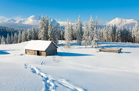冬季平静的山地景观后面有棚山和脊喀尔巴阡乌克兰图片
