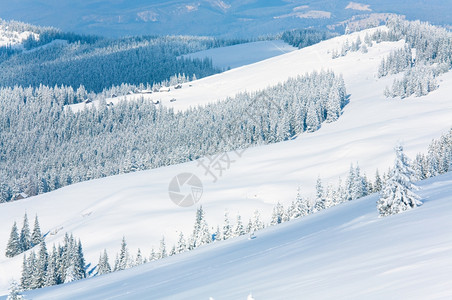 冬季寒平静的山地景观坡上有棚屋群Kukol山喀尔巴阡乌克兰喀尔巴阡山图片