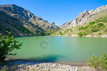 后面的美丽湖泊和夏季岩石山Zelinogorye村克里米亚乌兰里米亚图片