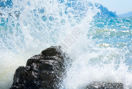 海浪冲在石头上断裂克里米亚乌兰图片