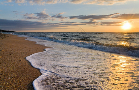 海日夕阳冲浪沙海岸线的大浪断开背景图片