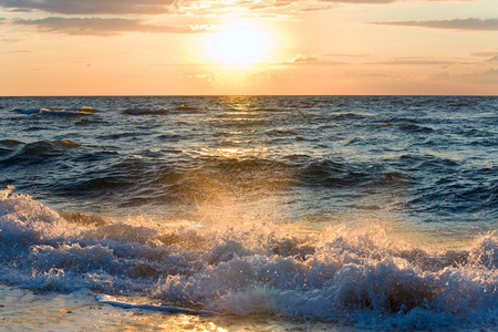 海日夕阳冲浪大断海岸线图片