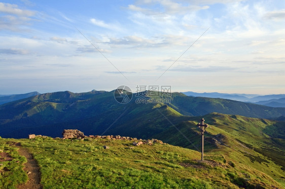 夏季多云的山地景观乌克兰喀尔巴阡山图片