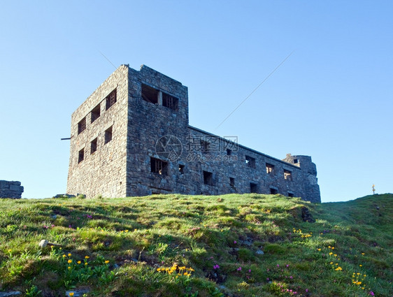 夏晨山景与堡垒PipIvan山顶科霍诺格拉海脊喀尔巴阡山乌克兰观测台废墟图片
