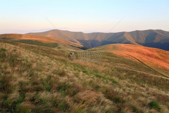 山坡上旅游营地乌克兰喀尔巴阡山图片