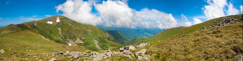 夏季山地景观和天空有积聚云乌克兰喀尔巴阡山图片