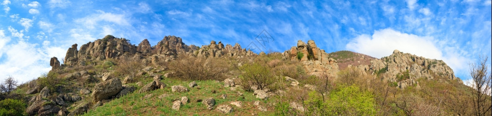 这座山下面的StonyDemerdzhi山全景克里米亚乌兰和幽灵谷岩石奇异地质构造图片