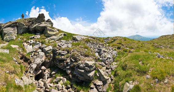 夏季山顶和坡洞乌克兰喀尔巴阡山的石碑图片