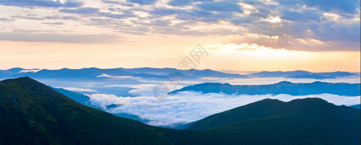 夏季多云的日出山区全景乌克兰喀尔巴阡山两针缝合图像图片