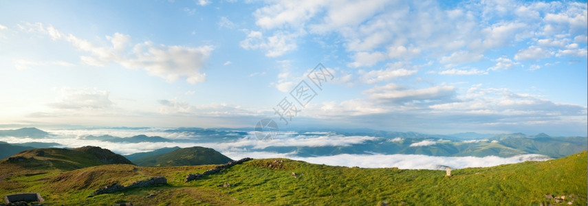 夏季早晨有云山全景乌克兰喀尔巴阡山三针缝合图像图片