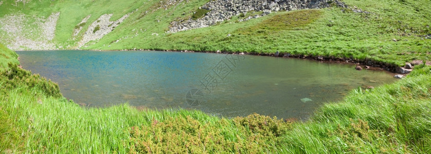 夏季山沟乌克兰科霍诺格拉海脊喀尔巴阡山的阿卑斯湖Brebeneckul图片