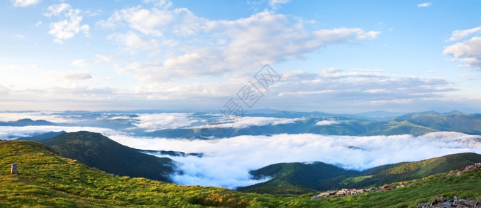 夏季多云的山地景观乌克兰喀尔巴阡山两针缝合图像图片