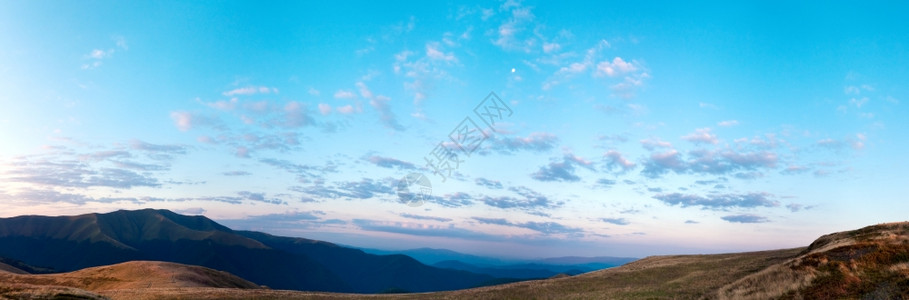 日出秋天的山峰全景和月亮在天空中三针缝合图像图片