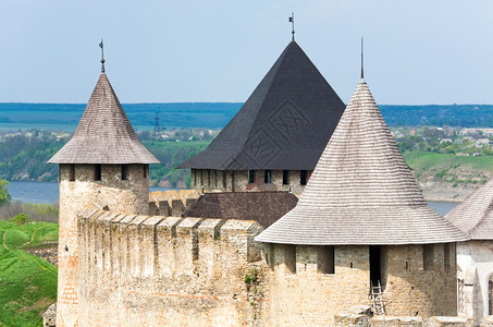 Dniester河边乌克兰切尔尼夫茨州霍廷堡的春景1325年开始施工1380年代和46进行了重大改善图片