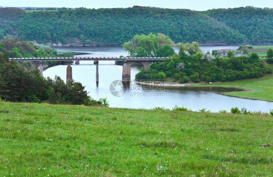 与河流相连的春季风景喀尔巴阡山乌克兰图片