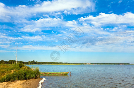 夏季漫游湖风景与木船在岸边图片