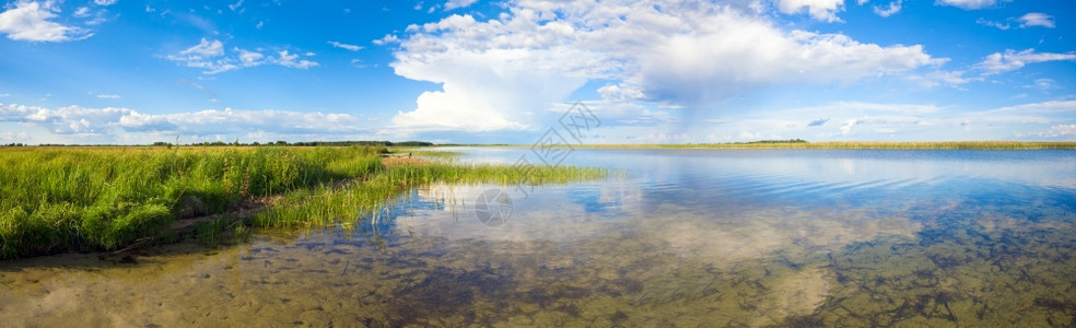 夏季湖全景云层反射三针缝合图像图片