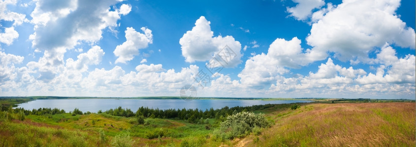 夏季湖全景和云三针缝合图像图片