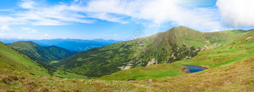 夏季山沟乌克兰科霍诺格拉海脊喀尔巴阡山的阿卑斯湖Brebeneckul图片
