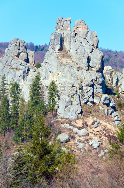 UrychRocks观点位于喀尔巴阡山乌克兰利沃夫地区的Tustanj历史堡垒所在地图片