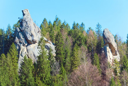 乌尤山顶UrychRocks观点位于喀尔巴阡山乌克兰利沃夫地区的Tustanj历史堡垒所在地背景