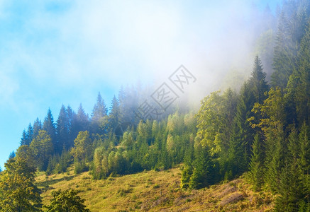 乌克兰喀尔巴阡山云雾不断上升背景图片