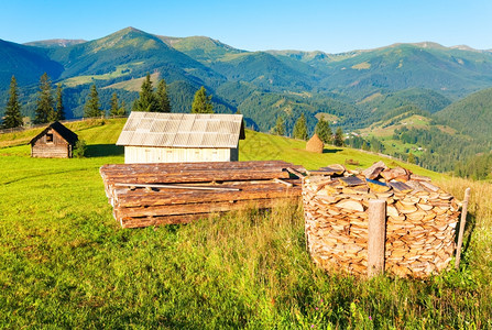 夏季山农场的柴堆乌克兰喀尔巴阡山图片