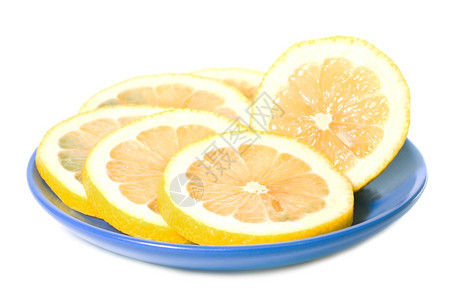 白底绝缘的蓝碟中柠檬汁黄维生素片图片