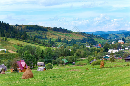 美丽的夏山和小村庄喀尔巴阡山乌克兰图片