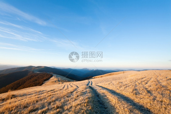 日出喀尔巴阡山脉乌克兰秋天风景与乡村公路图片