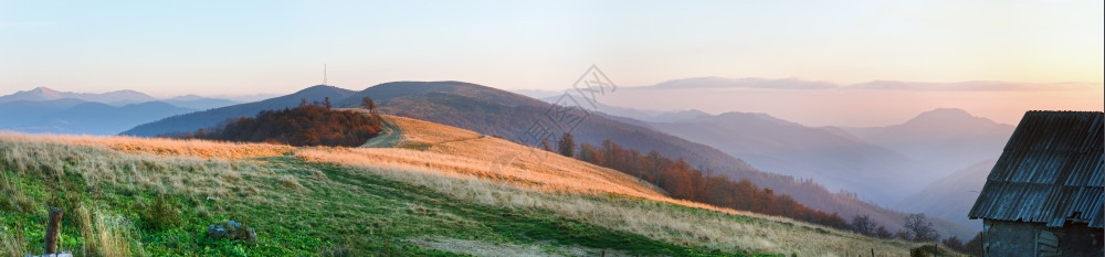 黄昏的日落山峰全景喀尔巴阡山乌克兰图片