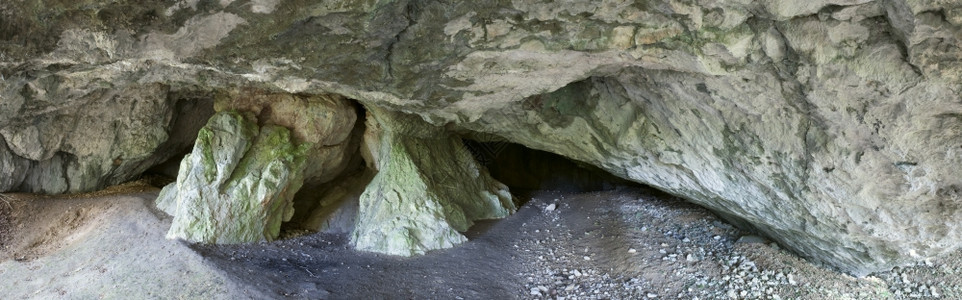 岩山的洞穴树冠缝合了三针图片