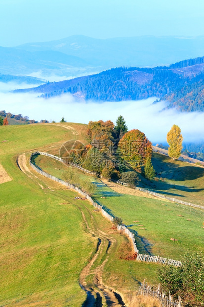 秋色的山景和肮脏的道路图片