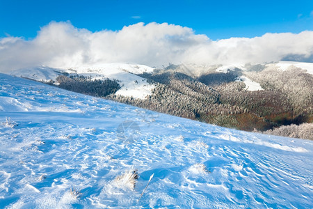 十月的山景第一次冬季雪和去年秋天图片